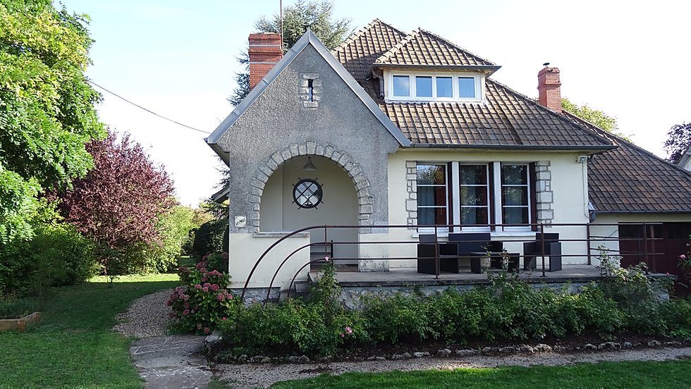 Cover image of the cottage near Chambord